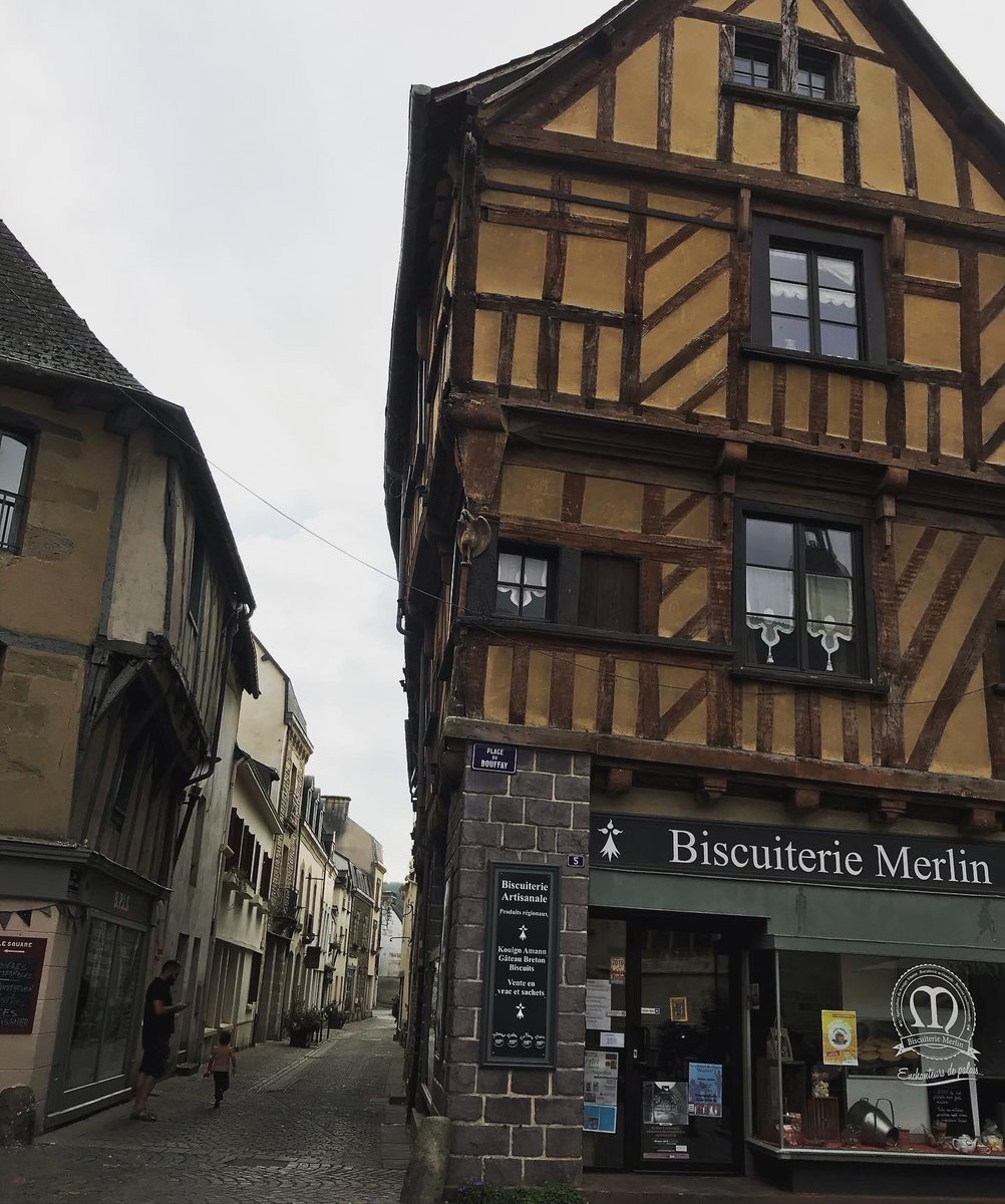 Pour les journées du patrimoine on était à Malestroit et vous ? 
On a aidé Stéphane Bernais à terrasser le Titan de pierre !

#Morbihan #Bretagne #Tourisme #patrimoine #JEP2020 #gaming #geolocalized #jeudepiste #histoire #culture #local #rural #decouverte