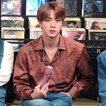i thought jin was using batik bye- 🗿