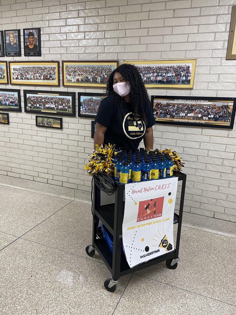 HoffmanMS_AISD's tweet image. Hornet Nation 6th graders have entered the building! We are super excited to welcome them back. @AggieAdmin92 @comenecint @matt_strommer @Hoffmangreatne1 @AldineISD #wearehoffman #AldineAnywhere