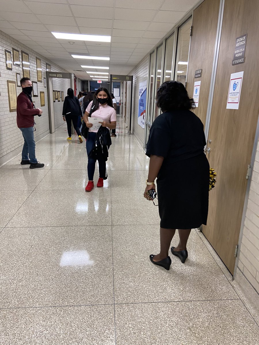 HoffmanMS_AISD's tweet image. Hornet Nation 6th graders have entered the building! We are super excited to welcome them back. @AggieAdmin92 @comenecint @matt_strommer @Hoffmangreatne1 @AldineISD #wearehoffman #AldineAnywhere