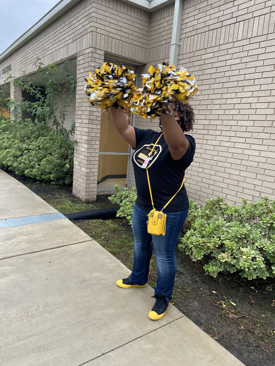 HoffmanMS_AISD's tweet image. Hornet Nation 6th graders have entered the building! We are super excited to welcome them back. @AggieAdmin92 @comenecint @matt_strommer @Hoffmangreatne1 @AldineISD #wearehoffman #AldineAnywhere