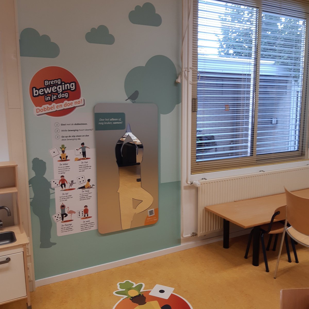 Oa een commodemeubel om onderdoor te kruipen en een wand met spiegel zorgen dat het consultatiebureau in Beneden-Leeuwen <a href="/GGDGelderlandZ/">GGD Gelderland-Zuid</a> er nu heel anders uit ziet! Deze week starten we met een pilot, om te onderzoeken of dit kinderen uitdaagt tot meer bewegen. @KCsportnl