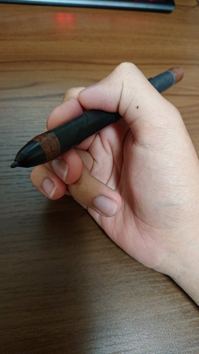 Adsad あどさど 良さげなペンの持ち方見つけた 小指の第1関節あたりをベッタリつけて ペン先は浮かす 小指がペン 先代わりになるからペン先をつけてドラッギングしてるかのように安定する 手汗やばいタイプ人間だからこれで手袋つけてみてる