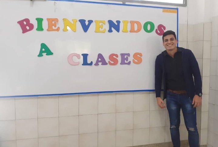 STVcaracas's tweet photo. Nuestros docentes le dan la bienvenida a los estudiantes en su primer día de clases. https://t.co/Khb8xTRucI