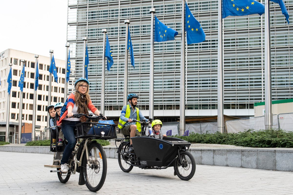 EU_Commission's tweet photo. Today is World #CarFreeDay!

In a challenging year, we want our cities to become cleaner and accessible to all.

The #EUGreenDeal will pave the way for sustainable transports, while reducing transport emissions and achieving a zero-pollution environment → https://t.co/NoSGyCuRb2 https://t.co/KfjRhACuT0