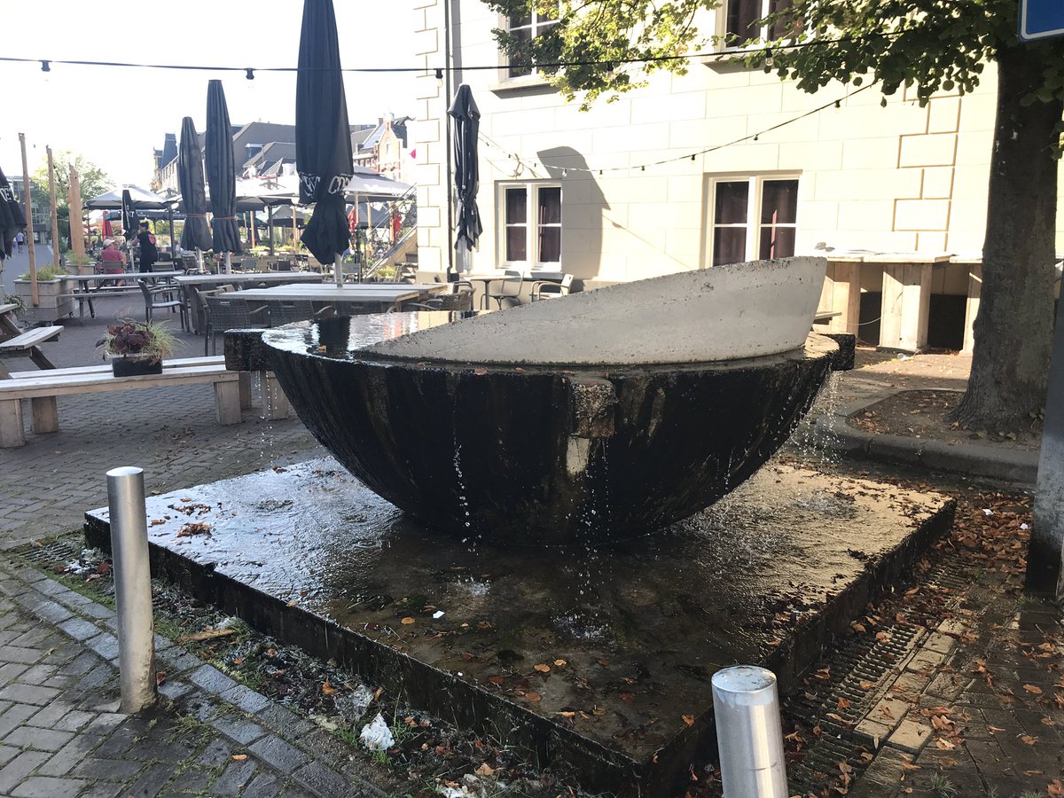 FaanenFM's tweet photo. Dit onzinnig lelijk ding staat al jaren op de Markt in Roosendaal. Wie weet waarom? En kan daar nou niet iets mooiers voor terugkomen! #Roosendaal #fontijn https://t.co/NI90uowhfS