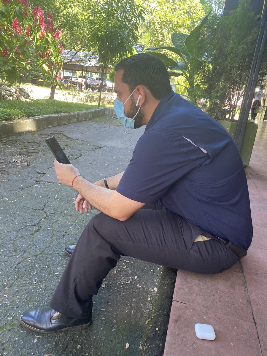 MeMeQC503's tweet photo. Cuando sos ministro pero tu oficina está en el campo, donde hay más que hacer que en cualquier otro lugar!!!! Buen trabajo @FranAlabi https://t.co/Zz6XMsdtSh