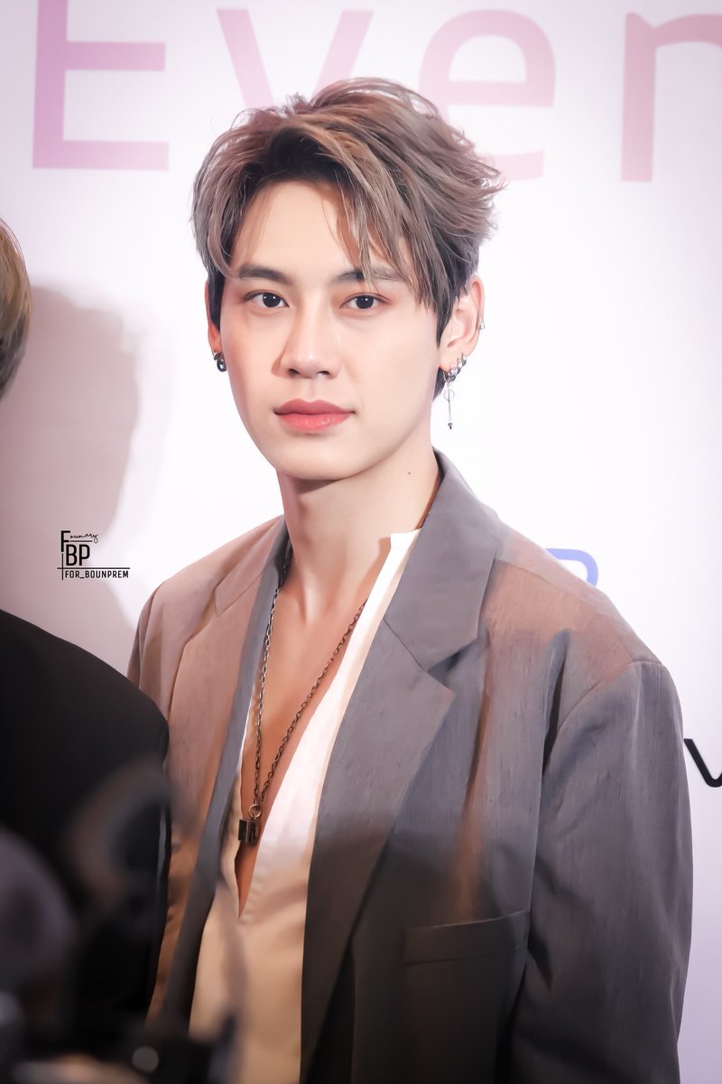 ooumary_'s tweet photo. 200921 -​ หล่อเกินไปมั้ย​ ถามแค่นี้🤣

@bb0un​ #bb0un​
#V20Series5GLaunch 
#BeTheFocus https://t.co/7SY5TCRfzx