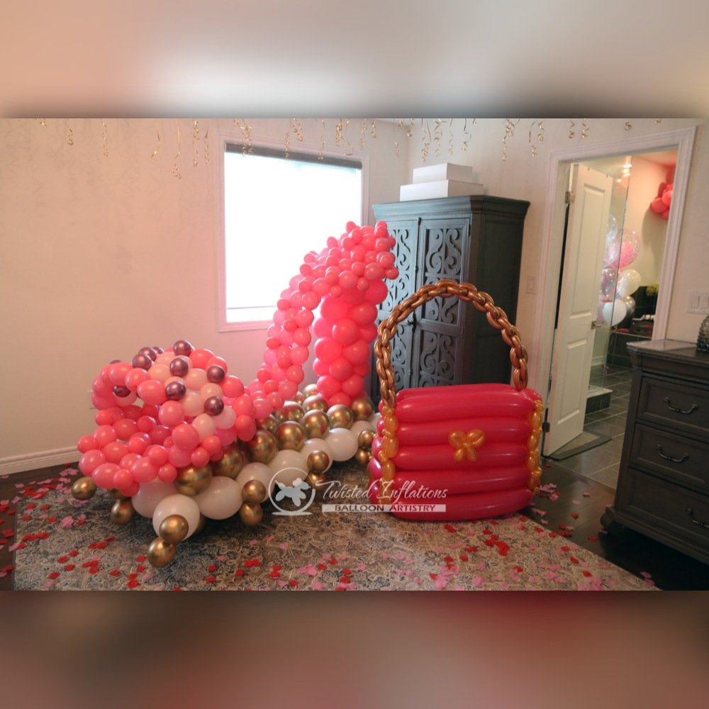 Can't find the perfect gift? Let us help with our #balloon artistry! From slippers to purses, you can have anything from your love ones.

#RomanticBirthday #BalloonPurse #BalloonSlipper #TwistedInflations
#Qualatex #BestBalloonartist