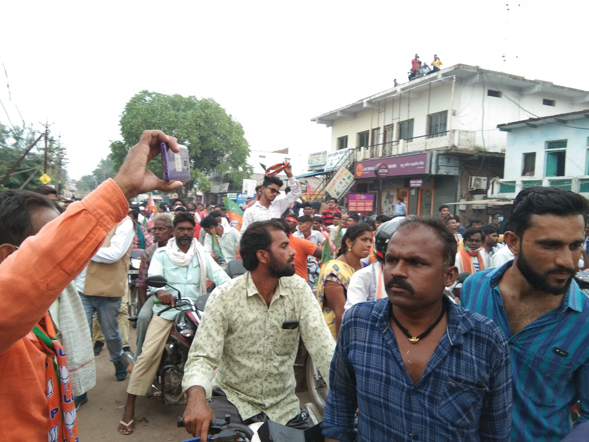 Ranjeet40520643's tweet photo. @yuvahallabol  
@MPYBSANGH0522 
बेरोजगारों द्वारा रोजगार मांगने पर
( 4 सितंबर भोपाल) लाठीचार्ज
          🤔🤔🤔🤔🤔
और नेताओं की अनुशासनहीन रैली
पर (21सितंबर रायसेन आदि) 
      पर सब कुछ माफ ....?
@CMMadhyaPradesh 
 अरे कुछ तो शर्म करो शिवराज !
#पदवृध्दिशिक्षकभर्तीmptet https://t.co/w5zA3It3Nj