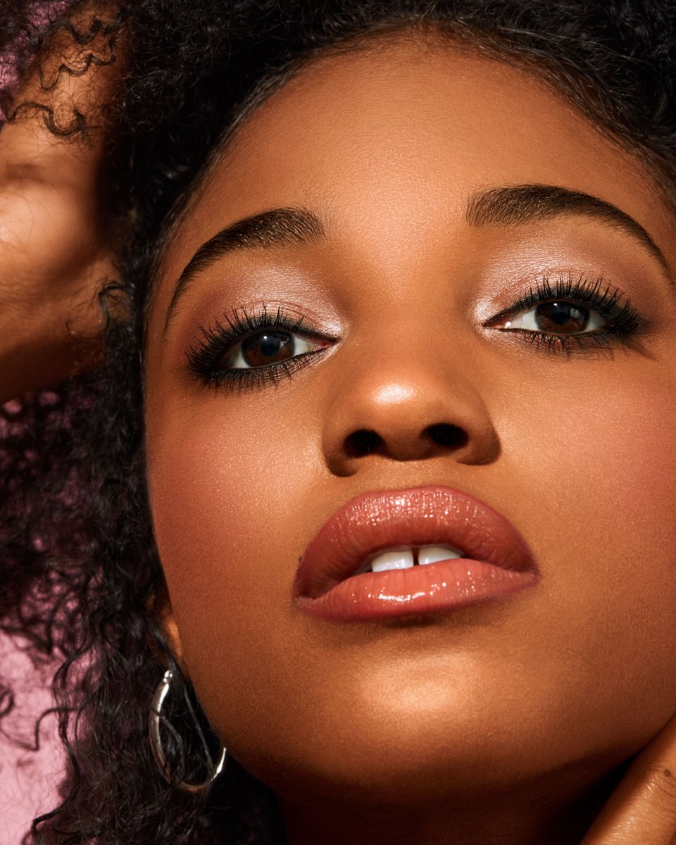 BuxomCosmetics's tweet photo. When you're feeling nostalgic, this is the look ✨ Nothing feels more '90s than soft smoky eyes, a whole lot of lip liner, and the perfect nude lipstick 💄#GoFullForce #BUXOMbabe https://t.co/dVShxpFopb https://t.co/Muo0Rd8gAh