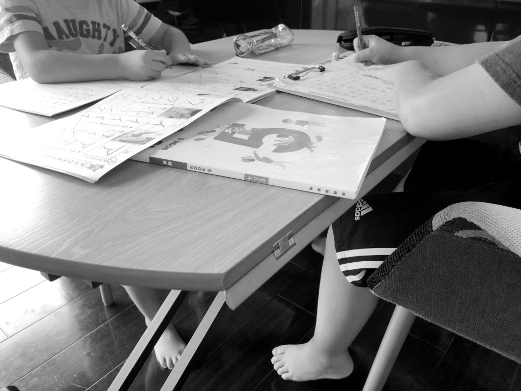 s7358's tweet photo. 我が家で甥っ子たちが勉強をする時間。私は「勉強しよー！やろー！」とか言って盛り上げてたけど、

旦那は隣で何も言わず本を読み始めた。それを見てざわざわ騒いでた甥っ子たちが集中し始めたので私も一緒に本を読むことに。ケンカをすることもなく30分で勉強終了。 https://t.co/k0BmCl8SPV