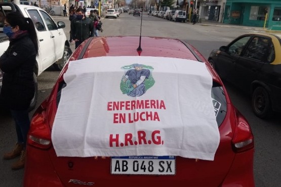 TiempoSur_'s tweet photo. #SantaCruz #RioGallegos #HRRG #salud #sanidad #enfermeros Enfermeros del HRRG se movilizan “por sueldos dignos y reco https://t.co/qK9VAL3NbR https://t.co/YQCXbFXEao