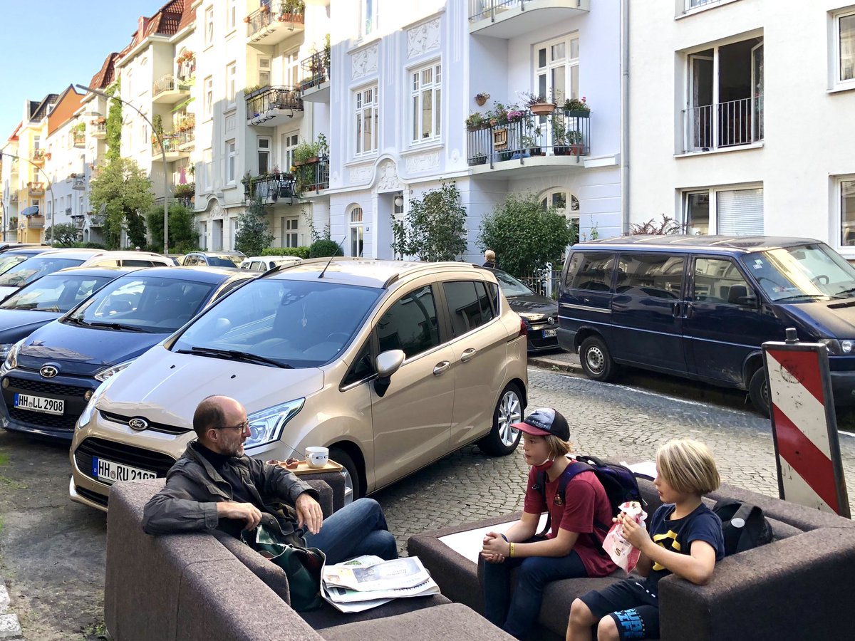 Sofas statt Autos 🙋🏼‍♂️ #Hamburg #Eimsbuettel #Hoheluft #autofrei #Gneisenaustraße