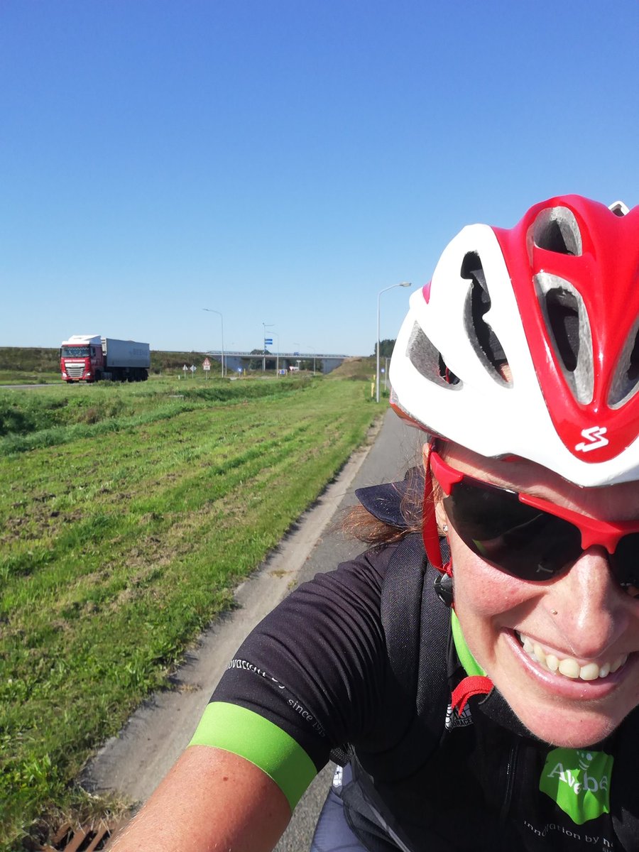 Op de fiets naar Avebe Ter Apelkanaal met vervoerder Beens op de achtergrond met aardappelen voor Avebe @Avebe_group