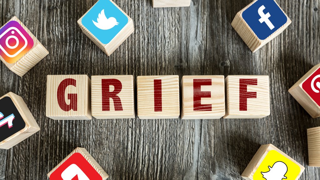 Have you lost a loved one who was also a friend on  #socialmedia? We wondered how social media helps and hurts the grief process for young people who have experienced this kind of loss. A thread on our new study:  https://www.tandfonline.com/eprint/XWCS4HJB86R7P6FNSKNG/full?target=10.1080/15325024.2020.1820227
