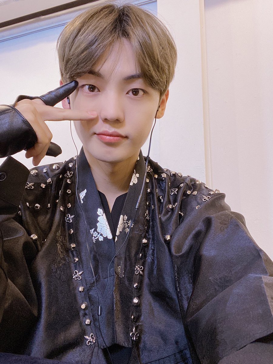 official_ACE7's tweet photo. [#에이스_찬]

수고했어 오늘도 :)
사랑해 내가 많이😘

#ACE #에이스 #CHOICE #초이스
#The_Butterfly_Phantasy #호접지몽 https://t.co/nW8mnk5RZu