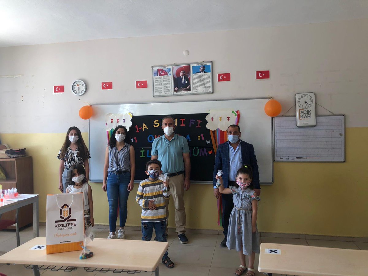 serdarTopta4's tweet photo. Bu gün yüzyüze eğitimin ilk gününde Kızıltepe Turgut Özal İlkokulunda 1.sınıf öğrencilerimizi karşılayarak kendilerine yuvanıza hoş geldiniz şekerlerinden ikram ettik. Bu süreçte eğitim için her türlü fedakarlığı yapan okul idaresine ve tüm öğretmenlere şükranlarımı sunuyorum. https://t.co/m2xPv1EWJB