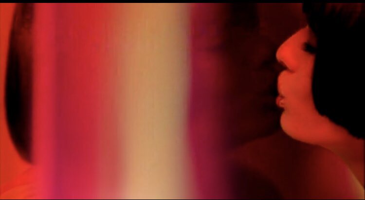 EnFilme's tweet photo. VIDEO. “A veces solo vemos las cosas a través de una pantalla”. Vean aquí THERE’S ONLY ONE SUN, un corto de 9 minutos de intensa belleza del gran WONG KAR-WAI (In The Mood For Love). Para que así sea toda su semana. https://t.co/QtSAJMri6m https://t.co/HwYotIsJ6o