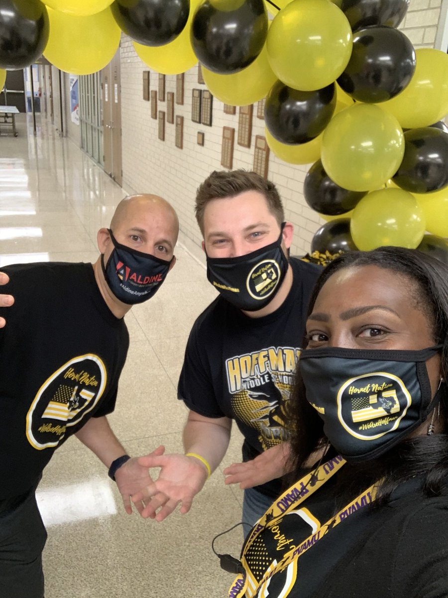 SCHALLEReading's tweet image. Welcoming 6th graders to #HORNETNATION (where the pride is hard to hide) @HoffmanMS_AISD