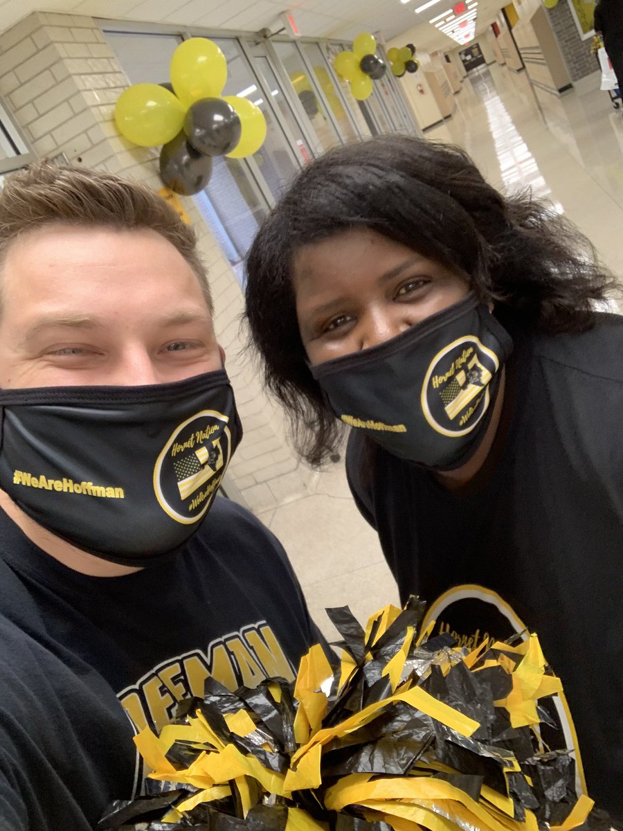 SCHALLEReading's tweet image. Welcoming 6th graders to #HORNETNATION (where the pride is hard to hide) @HoffmanMS_AISD