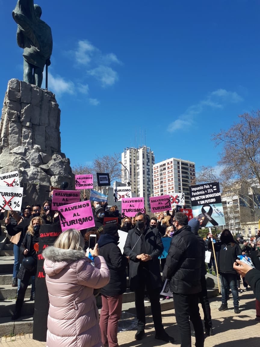 TravelAdt's tweet photo. El Turismo Unido, también reclamando en Mar del Plata. TODOS SOMOS TURISMO. @FAEVYT @JorgelinaCokeFr @gustavohani @Gabriel96095697 @RuthyTuch @Natuprovenzano @claritur @GrupoAvaece @TravelShopArg @mensajeronline https://t.co/OeDkxa4c67
