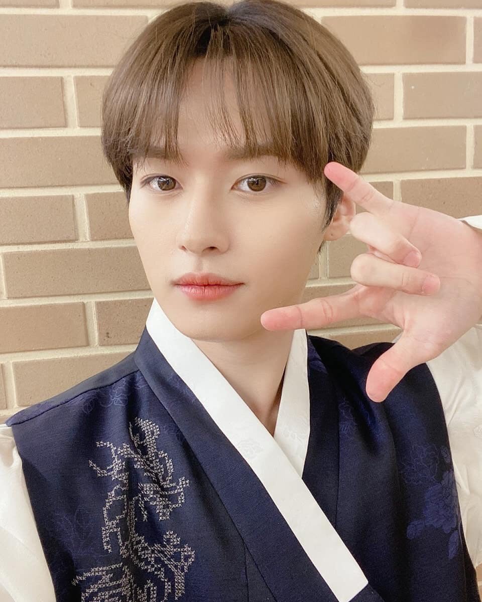 all i can do is to cry over this guy named minho