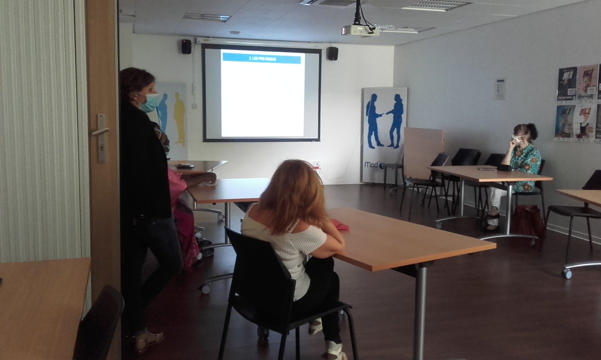 Dans le cadre de la semaine des #services à la personne @pole_emploi #Draguignan Sabrina, Orianne, Agnès et Tatiana  conseillères entreprises et demande préparent les candidats pour le job dating du 🗓️ 24 septembre matin 👍