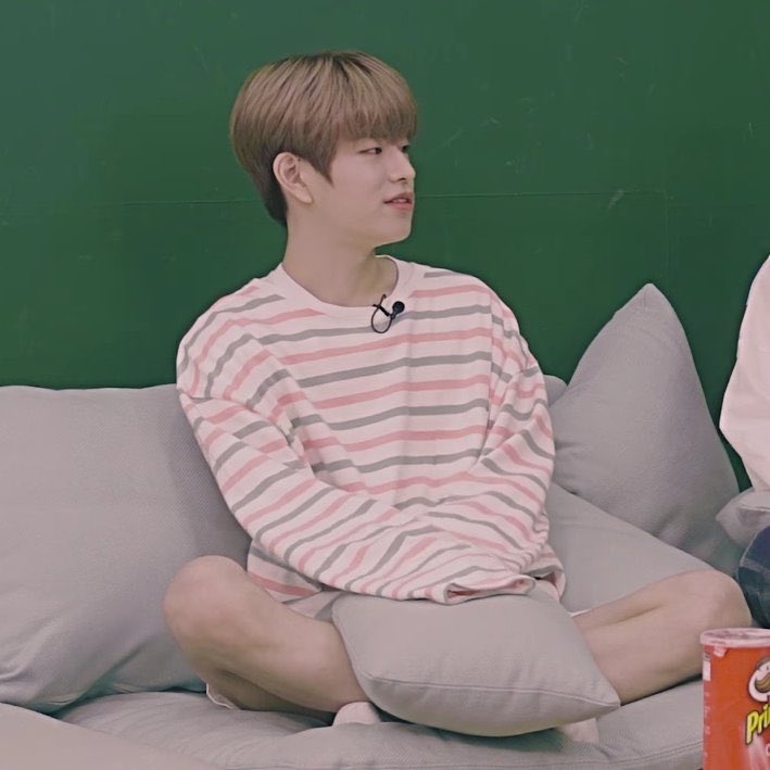 two kids room + 1 was an iconic series for seugmin’s sweater paws... he’s so tiny