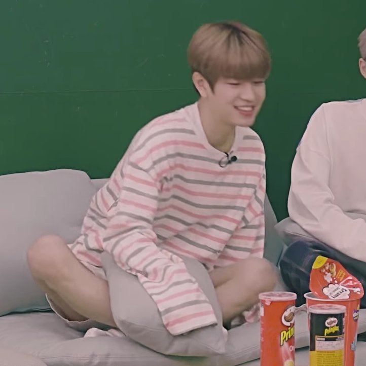 two kids room + 1 was an iconic series for seugmin’s sweater paws... he’s so tiny