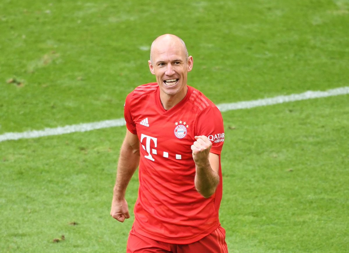 2019/20 he decided to end his career after a tearful goodbye at the club. However he never really left. To stay fit, he was training at the Säbener Straße (Bayerns trainingground) and then announced to make his comeback for the 2020/21 season at his boyhood club in Groningen.