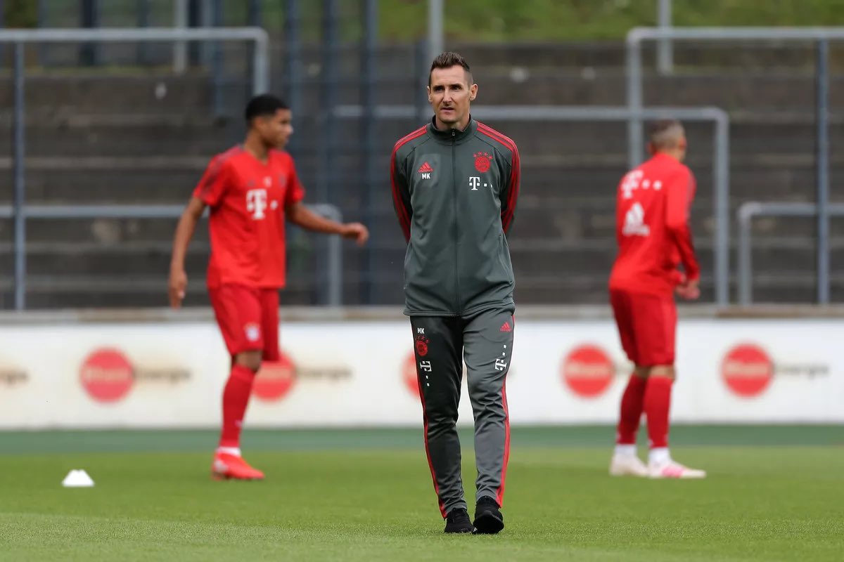 However he came right back to Bayern. 2018 he took his first coaching steps with the U17 team, where he stayed for 2 years. Hansi Flick wished for him to be his assistant coach. Now the goalgetter works for the first team and mainly is respoibsle for special striker training.