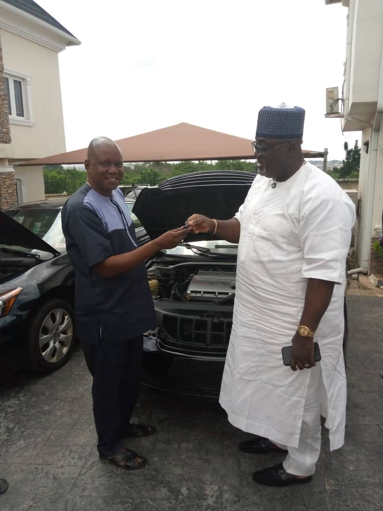 AdedejiOdidiOmo's tweet photo. Glory be to Allah promise made and #promisekept. Today I presented car gifts to #OdidiOmo coordinators in Ibadan Northwest/ Southwest Federal Constituency of Oyo State. Alhaji Sulaiman Adediran and Alfa Raman. Assisted by my honorable colleague @YemiTaiwo. #Congratultion.#StarRep https://t.co/YZowp0yucu