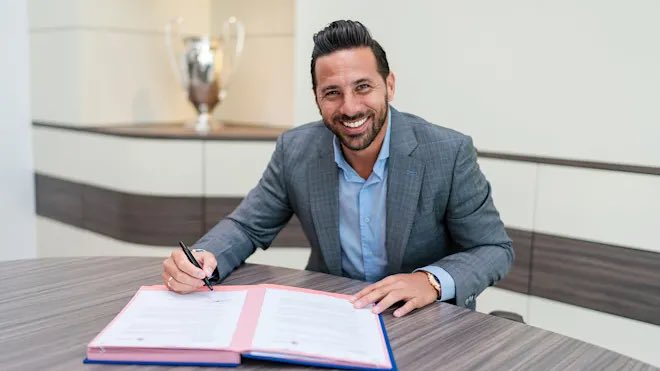 In 327 matches for the club he scored 125 goals and assisted 53. No matter what club you support, you like Pizarro. He’s one of the most sympathetic players the Bundesliga has ever had.