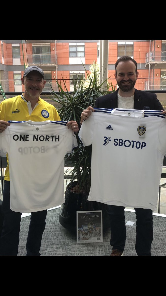 Great to finally catch up with @jwwoodhead1984 and pass on his winning #Leedsunited shirt and a copy of the @yorkshirepost centenary Leeds edition. #alaw #mot All One North aren’t we 🟡⚪️🔵 onenorthgroup.co.uk