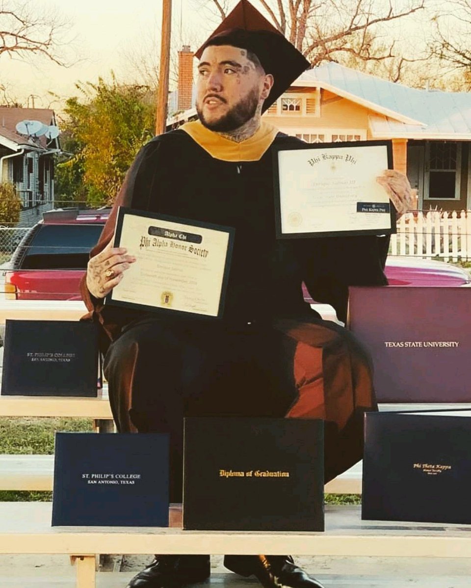 Presidente_202's tweet photo. It took about 9 years to get to this point. A 3x HS dropout and 3rd generation incarcerated to a 4x college grad 🎓

I tell people never give up and keep dreaming 💯

The next goal is becoming Dr. Salinas 🙏🏽

#Mexicellent #AcademicChatter #EastSA #MastersDegree @txst #phdchat https://t.co/soNbivSAwV