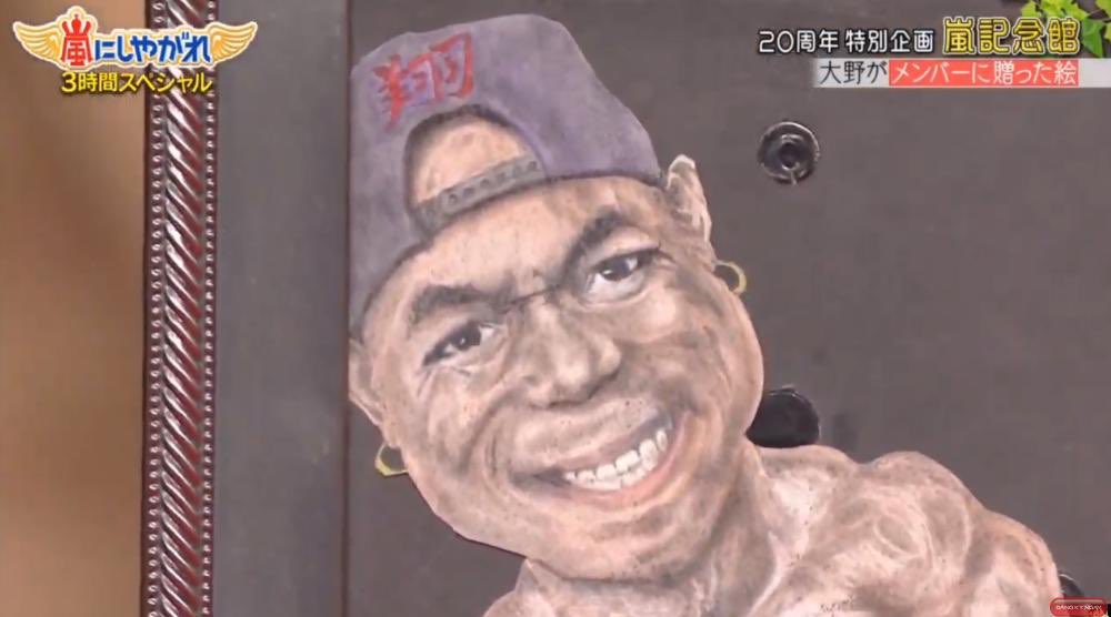 Let me take you on the memories of Sho, Ohno and Ohno’s arts.It was Sho’s first birthday (20 yrs old) after their debut, when Ohno gifted him an illustration of a muscular black man. Even now he still have it displayed in his home.