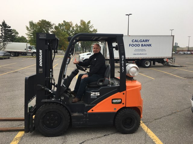 Brandt_AG's tweet photo. Our Cervus Forklift Calgary dealership is lending a hand to those in need. In addition to their yearly forklift donation, the team rounded up food and baby items for the @CalgaryFoodBank City-Wide Food Drive. #yyc #citywidefooddrive #feedyyc https://t.co/ErUExy2zP1