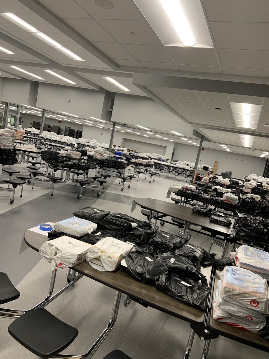 ericpaceWBHS's tweet photo. STUDENTS!!! Textbook pickup starts today!  Seniors from 1:00-3:00, followed by 11th on Tuesday, 10th on Thursday, and 9th in Friday!  We’re ready for you!  Make sure you get your textbooks!  All pickups in the front traffic loops. https://t.co/MyC2w6bn40