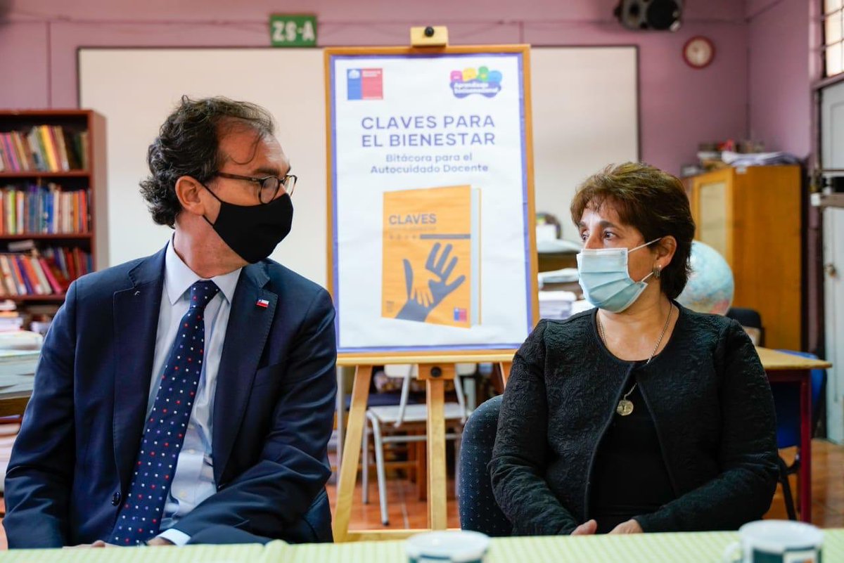 raulfiguersa's tweet image. Agradezco el profesionalismo con que los docentes han enfrentado el desafío de la educación a distancia. Para continuar fortaleciendo su bienestar socioemocional, la herramienta #BitácoraDocente, que está disponible de manera online, se entregará impresa a 230 mil profesores