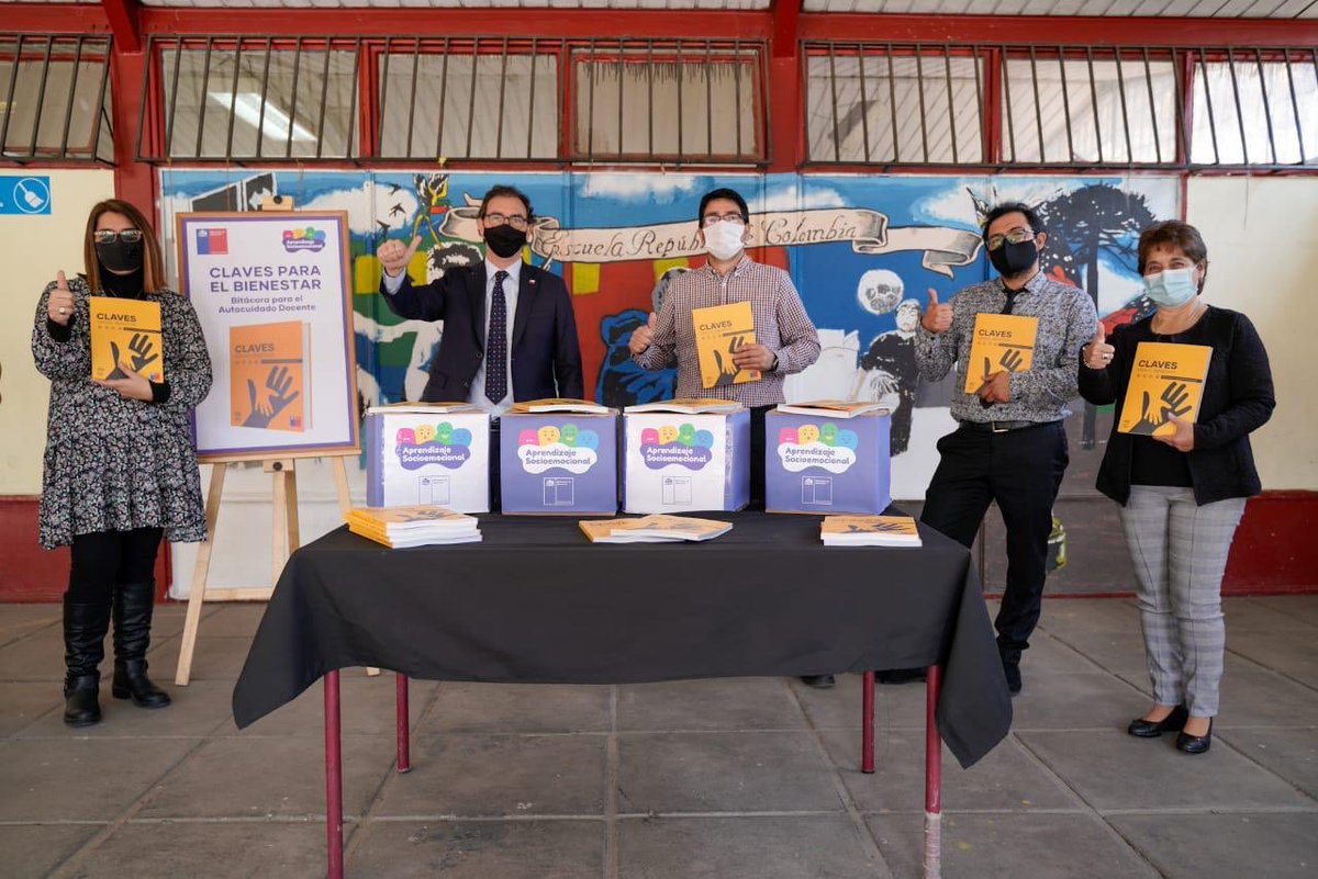 raulfiguersa's tweet image. Agradezco el profesionalismo con que los docentes han enfrentado el desafío de la educación a distancia. Para continuar fortaleciendo su bienestar socioemocional, la herramienta #BitácoraDocente, que está disponible de manera online, se entregará impresa a 230 mil profesores