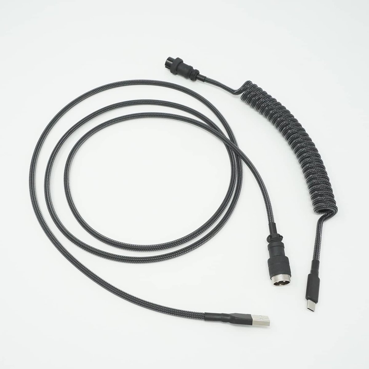 DreamCables's tweet photo. Quick-Ship Coiled Detachables now available! USB-A to USB-C in black, white, or this lovely purple hue, with more combinations to come! Purple hue is Neon Pink under Neon Blue Techflex, finished with Sky Blue heat shrink 🙂

Cables ship within 1-3 business days after ordering! 🤯 https://t.co/yA1OZcU11y