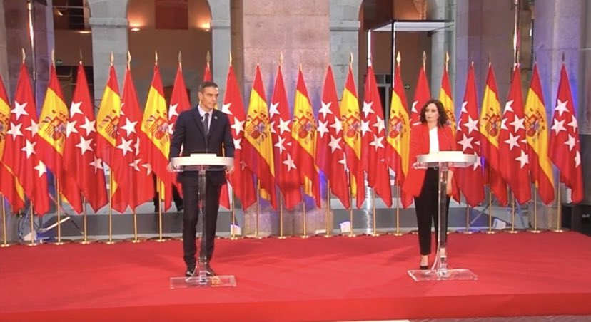carlosbardem's tweet photo. Banderas y más banderas para tapar una gestión miserable. 
Madrid y Madrid, España y España. 
Os dejo unas reflexiones de #MongoBlanco sobre patriotas y banderas. Y una foto. Combinan muy bien. 
#155sanitario https://t.co/MROIFcw4nA