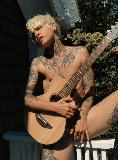 2 pic. RT if you’d play me like a guitar https://t.co/oX9aNX1E8V ??? https://t.co/R2Gc4LxAih