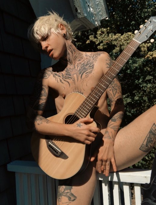 1 pic. RT if you’d play me like a guitar https://t.co/oX9aNX1E8V ??? https://t.co/R2Gc4LxAih