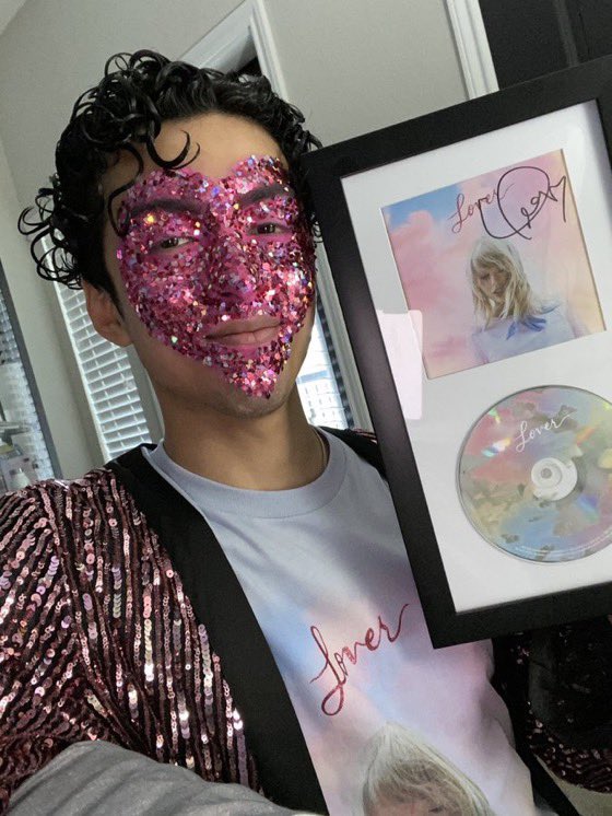 Todos viendome a los 11 escuchar solamente taylor swift: debe ser una fase 

Yo a los 19