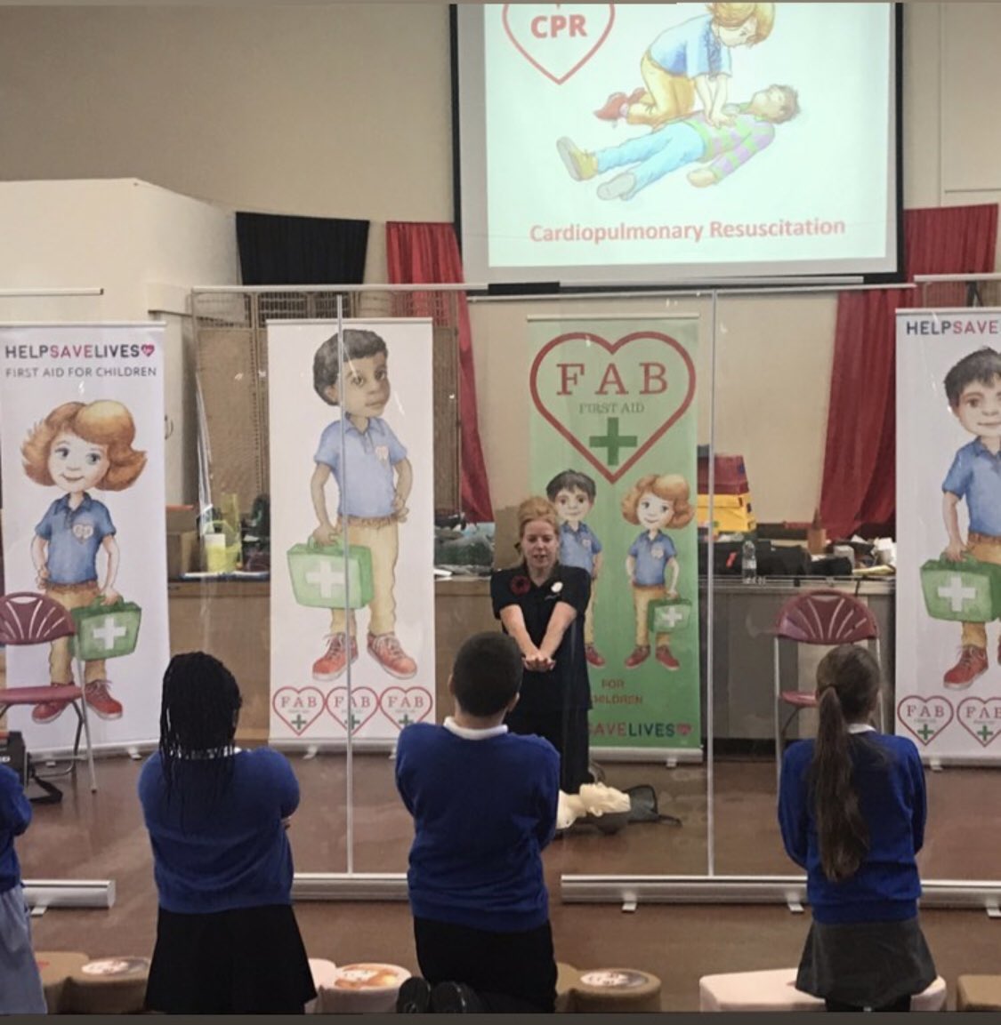 FSD_CACT's tweet photo. SCHOOLS | @helpsavelives1 and CACT delivered First Aid lessons for year 6 classes at Poverest Primary School ๐ซ
We will be offering & delivering this to schools in Greenwich, Bexley, Kent & Bromley this school year. ๐ฉน โ
#cactfsd #firstaid #FABfirstaid #firstaidforchildren https://t.co/sYA7GG9MB2