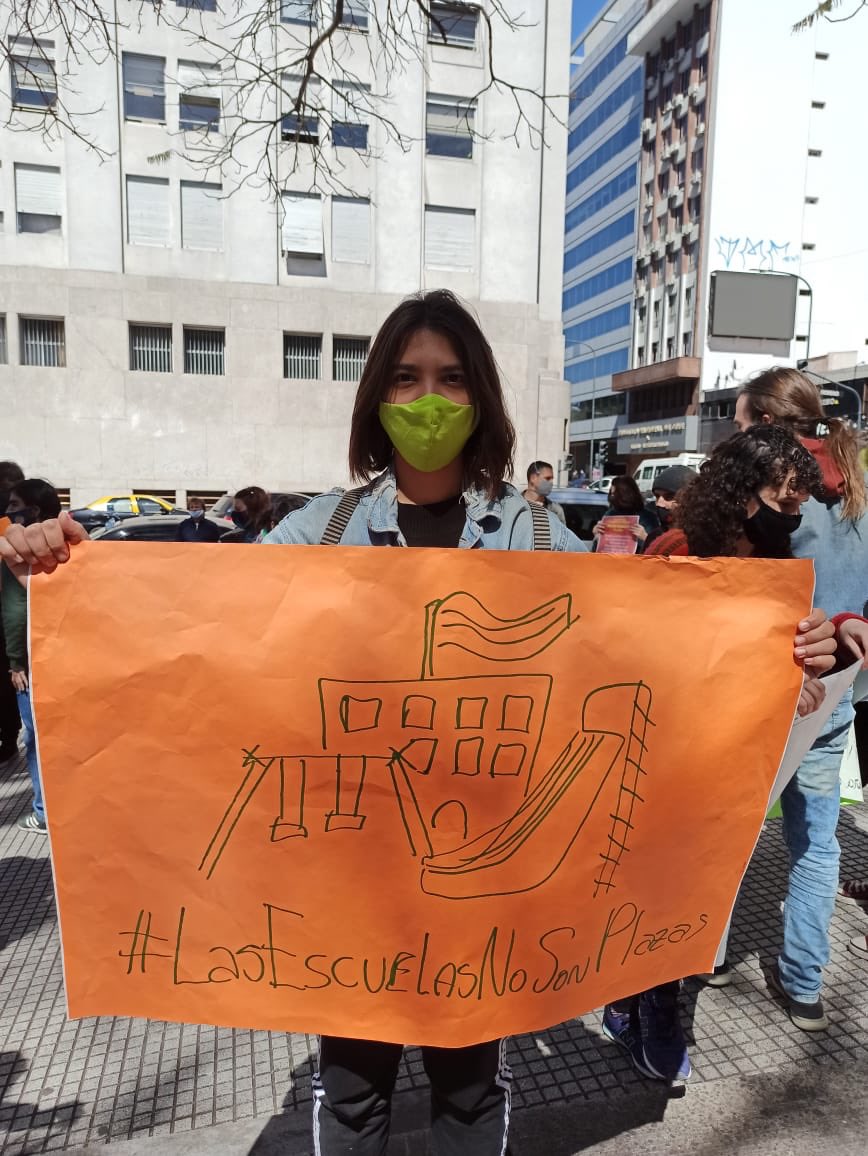utectera's tweet photo. La @multixlaeduc mostrándole a la Ministra Acuña que es lo que se necesita: computadoras y conectividad #LasPlazasNoSonEscuelas #ConectarParaCuidar https://t.co/NBRvJQx1hS