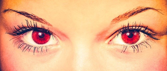 BucksVision's tweet photo. With #Halloween not far off make sure you avoid buying coloured contact lenses on high street as they can cause allergic reactions, eye irritations &amp; infections. Glitter eye makeup is also a common cause of corneal irritation or infection. #EyeHealth #EyeWeek #LookAfterYourSight https://t.co/4XFefZz6hs