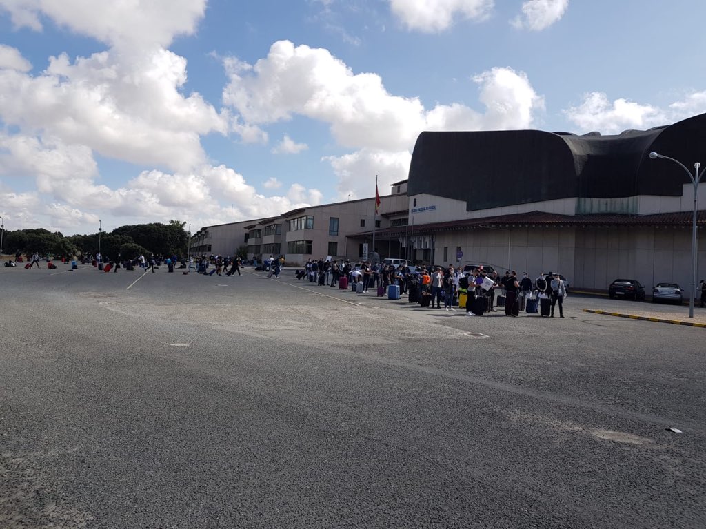 JupolNacional's tweet photo. 📸Hoy es un día muy especial en la #ENP de #Ávila, los COMPAÑEROS (primer turno) de la #PromociónXXXVI se han incorporado.👮‍♂️👮‍♀️

🔵Desde JUPOL les damos la bienvenida tomando todas las medidas anticontagio de #COVID19.

👆Ya tenéis vuestras pulseras de @jusapol #ProhibidoRendirse https://t.co/3gMhliFblR